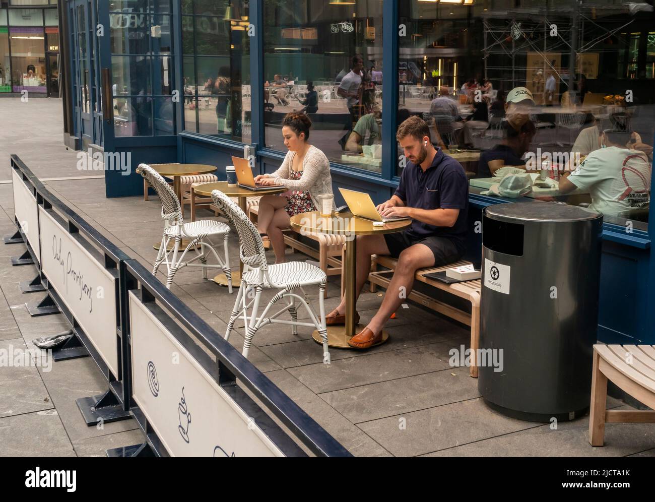 Kunden nutzen am Montag, den 13. Juni 2022, das kostenlose wi-Fi außerhalb der Restaurantkette von Danny Meyer Daily Providerts im Manhattan West Development in New York. (© Richard B. Levine) Stockfoto