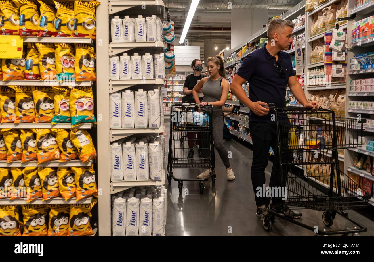 Einkaufen in einem Whole Foods Market Supermarkt in New York am Montag, den 13. Juni 2022. Der Aktienmarkt fiel, was ihn auf einen Kollisionskurs mit der Baisse brachte, da die Anleger ihre Angst vor einer heißen Inflation zeigten. (© Richard B. Levine) Stockfoto