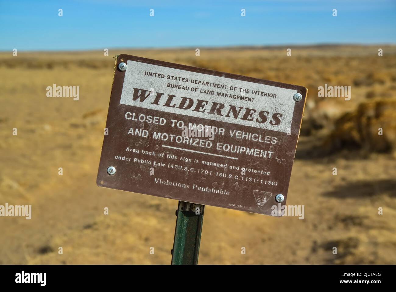 NEW MEXICO, USA - 19. NOVEMBER 2019: Informationschild "WILDNIS", USA - Ah-Shi-SLE-Pah Wilderness Study Area Stockfoto