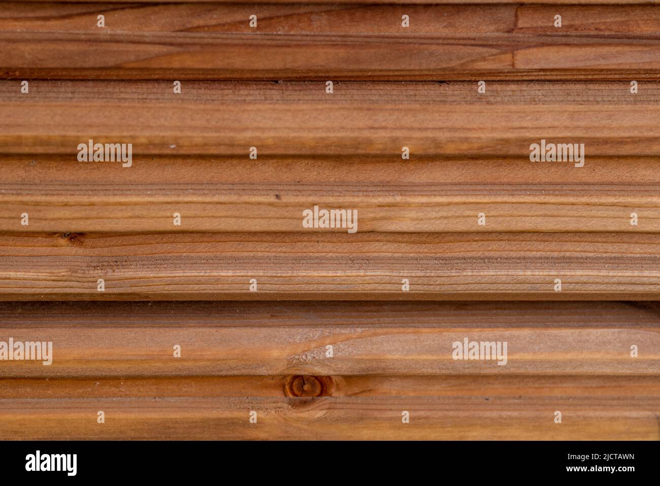 Seitenansicht von übereinander gestapelten Holzbrettern Stockfoto