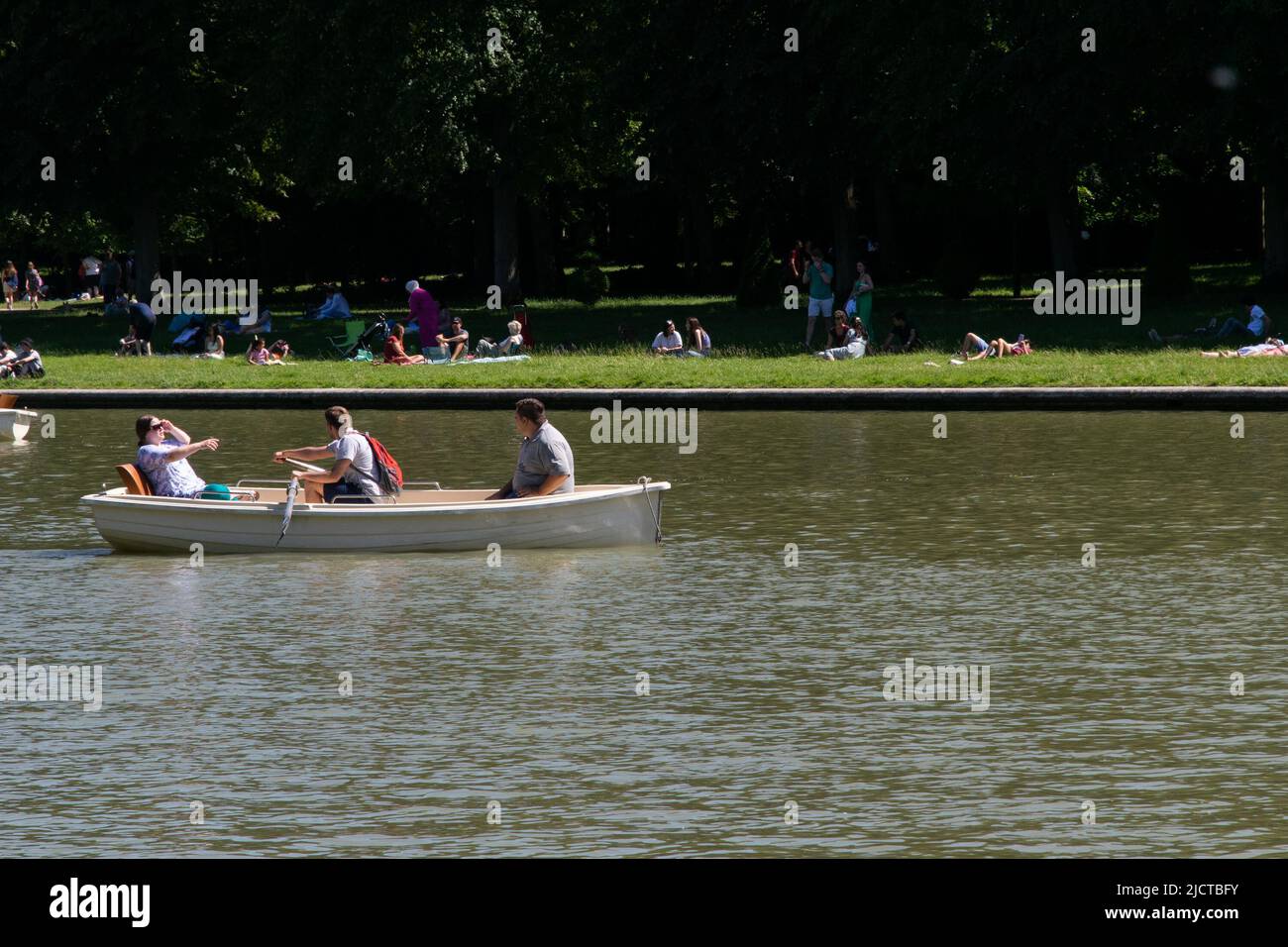 Menschen, die sich ausruhen und Sport treiben in der königlichen Gardesn des Chateau Versailles, Paris Stockfoto