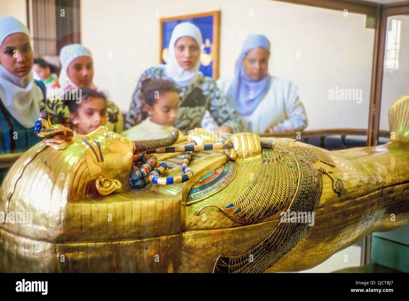 Kairo, Ägypten - 4. Juni 2022 - Eine Gruppe muslimischer Frauen bewundert den goldenen Sarg der Tutanchamuns, Kairo, Ägypten Stockfoto