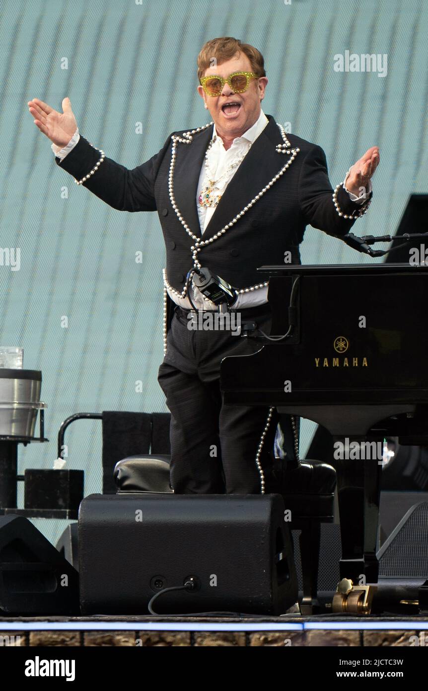 Elton John tritt an der ersten britischen Nacht seiner Farewell Yellow Brick Road Tour in der Carrow Road in Norwich auf. Bilddatum: Mittwoch, 15. Juni 2022. Stockfoto