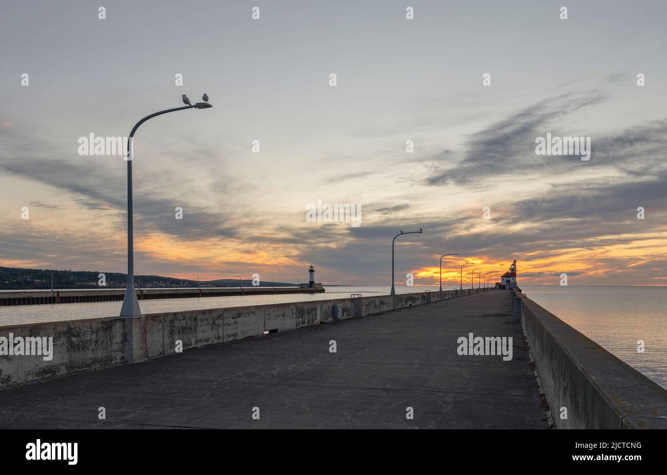 Canal Park Sonnenaufgang mit Leuchttürmen in Duluth Stockfoto