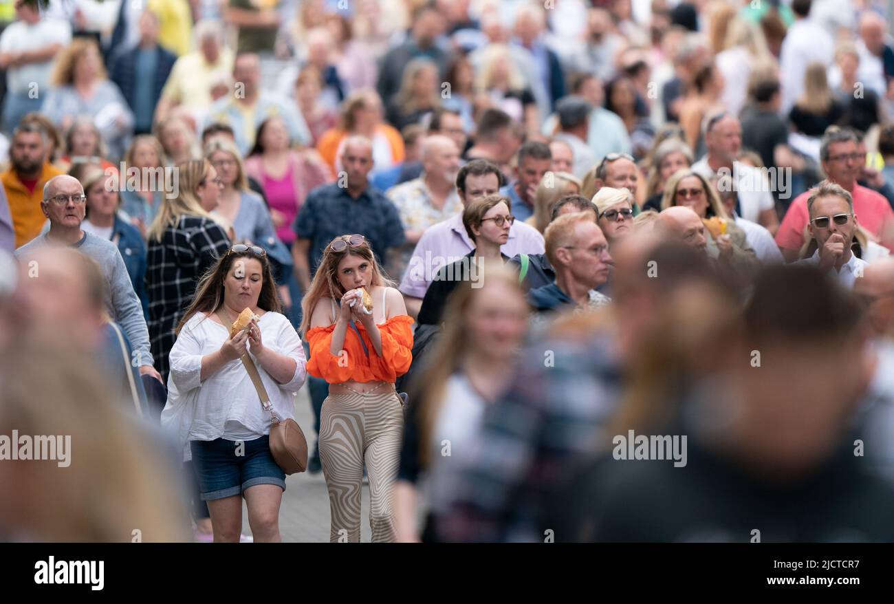 Elton John Fans machen sich auf den Weg zur Carrow Road in Norwich für die erste britische Nacht seiner Farewell Yellow Brick Road Tour. Bilddatum: Mittwoch, 15. Juni 2022. Stockfoto