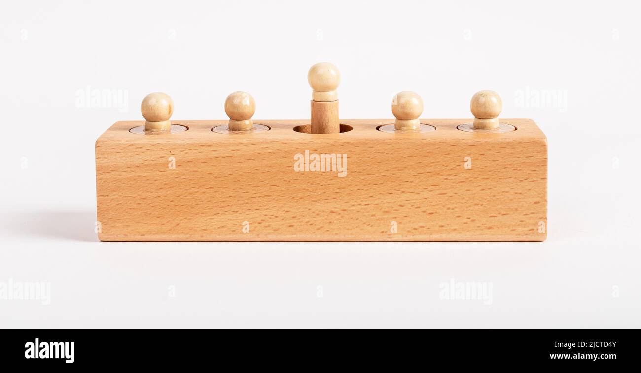 Block mit falsch platzierten Montessori-Zylinder mit Klopfzylinder. Bohrung mit einem Stück mit falscher Abmessung. Unordnung, Verwirrung Konzept. Holz kindisch Spiel. Hochwertige Fotos Stockfoto