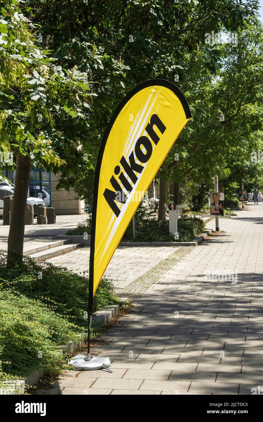 Deutschland , Dresden , 15.06.2022 , Eine tropfenförmige Strandfahne, die hier von der Marke Nikon zur Werbung verwendet wird Stockfoto