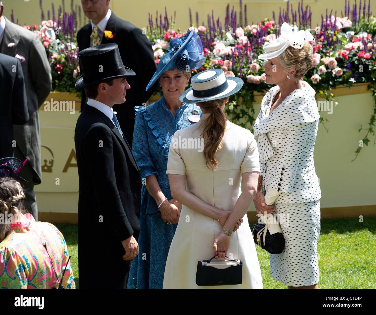 Ascot, Bergen, Großbritannien. 15.. Juni 2022. Die Royal Procession kommt auf der Rennstrecke bei Royal Ascot an. Zu den heute anwesenden Mitgliedern der königlichen Familie gehören Charles, der Prinz von Wales, Camilla, die Herzogin von Cornwall, Edward, der Earl Wessex, Sophie, die Gräfin von Wessex, Prinzessin Beatrice und ihr Ehemann Edoardo Mapelli Mozzi. Quelle: Maureen McLean/Alamy Live News Stockfoto