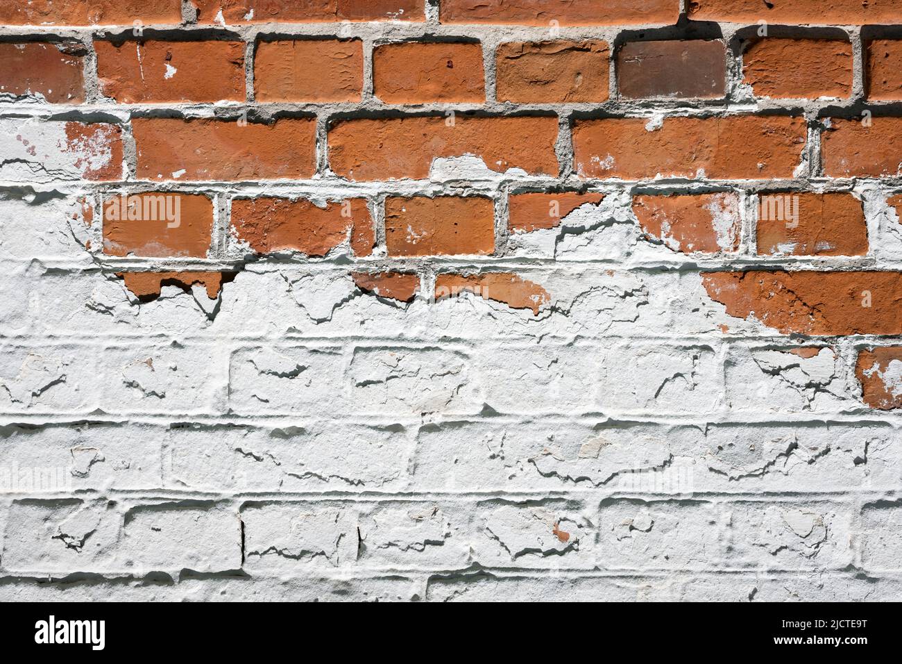 Grunge Backstein Wand Hintergrund mit Alterung Textur Nahaufnahme. Weiße und orangefarbene Ziegel Stockfoto