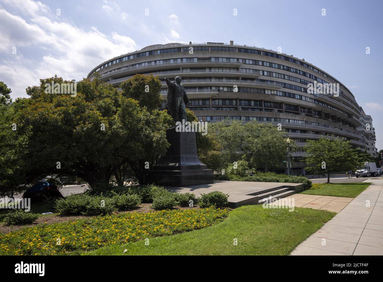 Ein Blick auf das berüchtigte Watergate Hotel vor dem 50.-jährigen Jubiläum am Mittwoch, den 15. Juni 2022 in Washington, DC. Fünf Einbrecher - James McCord, Virgilio González, Bernard Barker, Eugenio Martínez und Frank Sturgis - zwangen sich am 16. gegen Mitternacht in den Watergate-Komplex und die DNC-Büros, um defekte Abhörgeräte zu ersetzen, die dort zwei Wochen zuvor installiert worden waren. Das Ziel war es, die Demokraten zu verfangen und Informationen zu sammeln, die gegen die Partei für politische Zwecke verwendet werden könnten. Foto von Ken Cedeno/UPI Stockfoto
