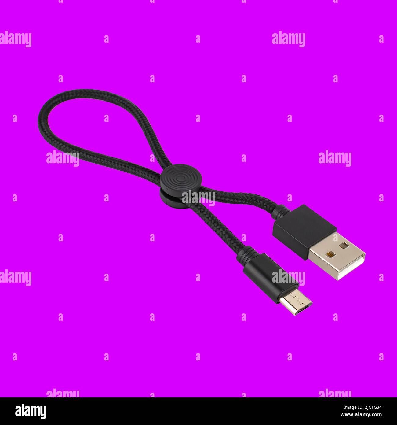 Stecker mit Kabel, USB, Micro-USB, schwarz auf violettem Hintergrund Stockfoto