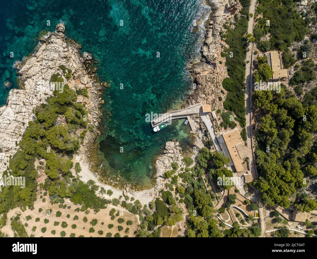 Port de Sa Dragera Mallorca, kleiner Hafen mit einer Fähranlegestelle zur Insel dragera. Luftaufnahme. Stockfoto