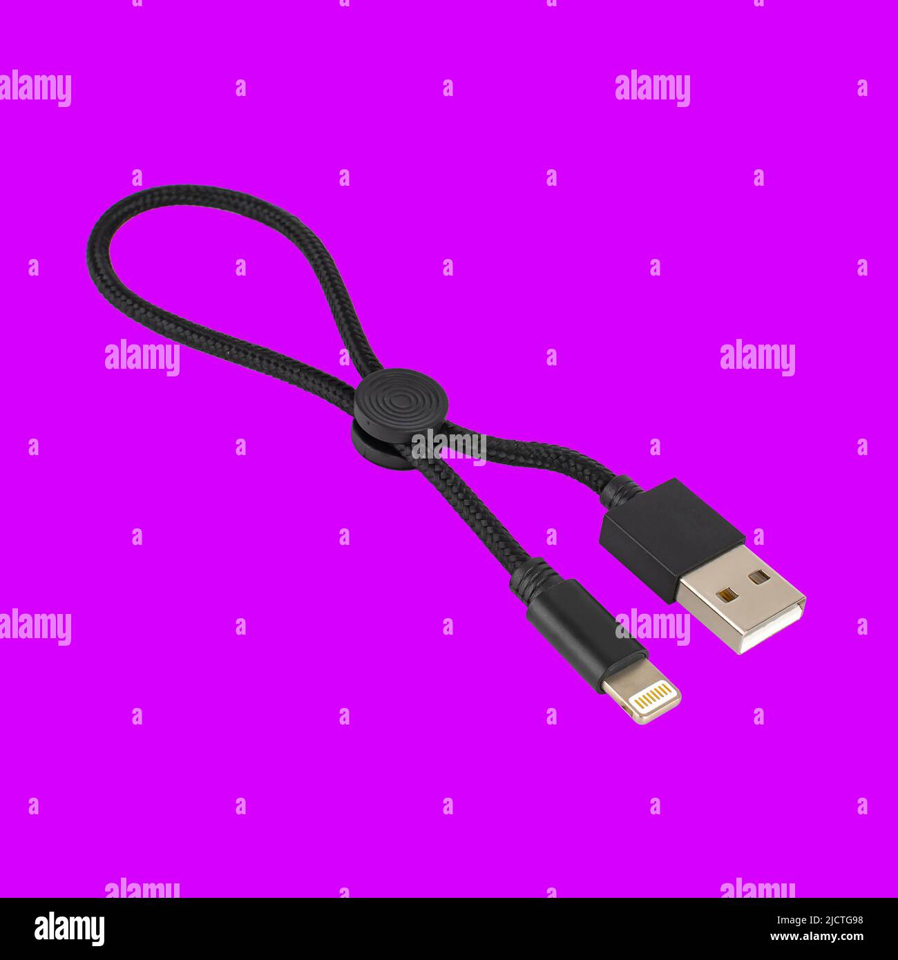 Anschluss mit Kabel USB, Lightning, schwarz, auf violettem Hintergrund Stockfoto