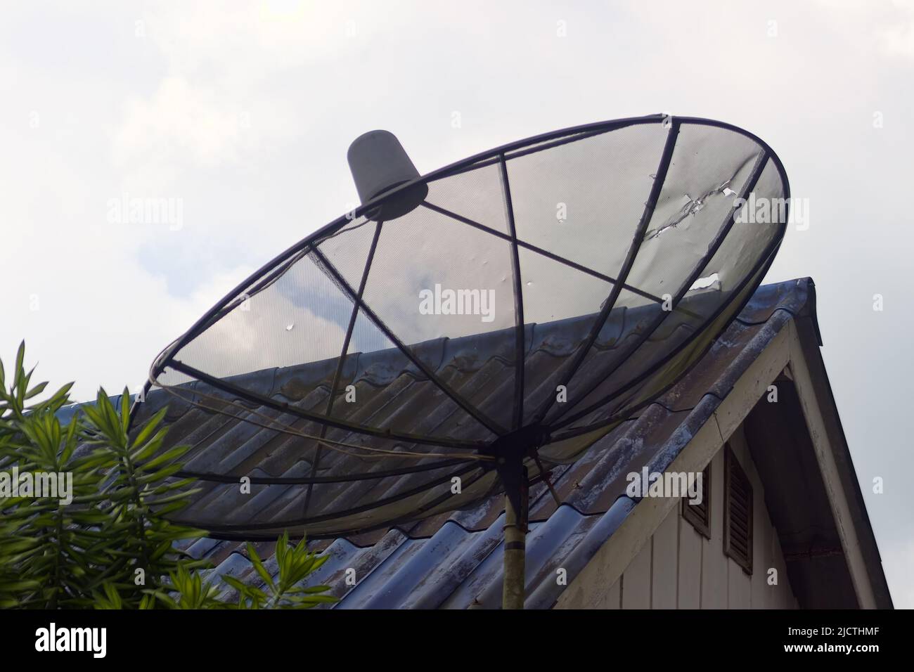 Eine alte Satellitenschüssel am Haus. Thailand Stockfotografie - Alamy