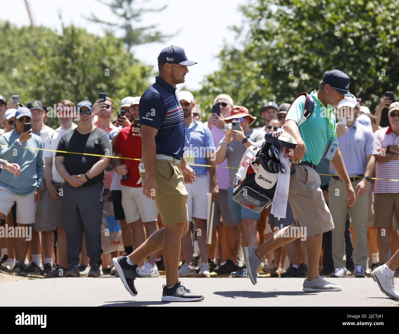 New York, Usa. 15.. Juni 2022. Der Spieler DER LIV Golf Tour, Bryson DeChambeau, läuft am Mittwoch, den 15. Juni 2022, bei einer Übungsrunde bei der United States Open Championship 122. im Country Club in Brookline, MA, an Zuschauern vorbei auf dem Weg zum 10.-Loch-Fairway. Foto von John Angelillo/UPI Credit: UPI/Alamy Live News Stockfoto