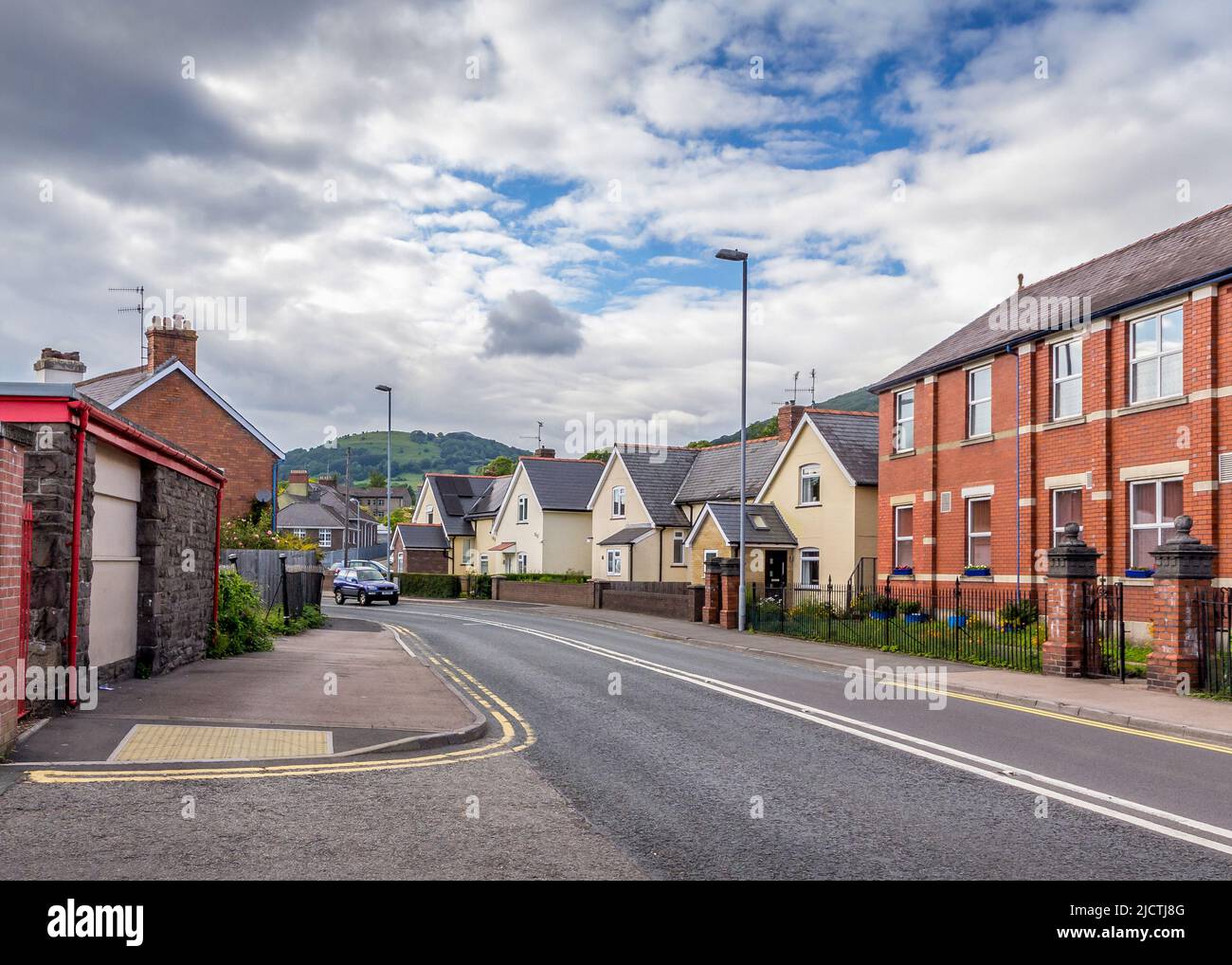 Blick auf die Straße in Abergavenny, mit Blick auf die Black Mountains, Monmouthshire, Wales. Stockfoto