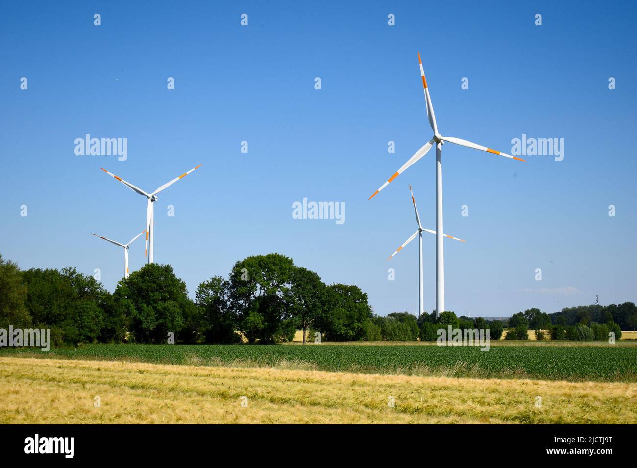 Windturbinen in einer Windkraftanlage in einem ländlichen Raum in Deutschland. Nachhaltige und erneuerbare Energiequellen, um Kohle, Atom und andere fossile Brennstoffe zu ersetzen. Stockfoto