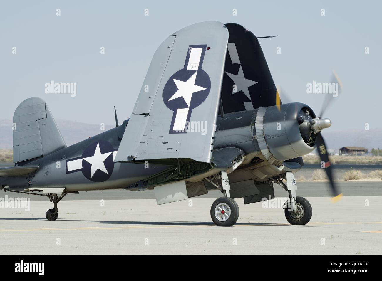 Lancaster, Kalifornien: Chance Vought F4U-1 Corsair mit der Registrierung NX83782 auf der Schürze mit eingeklappten Flügeln und laufendem Motor. Stockfoto