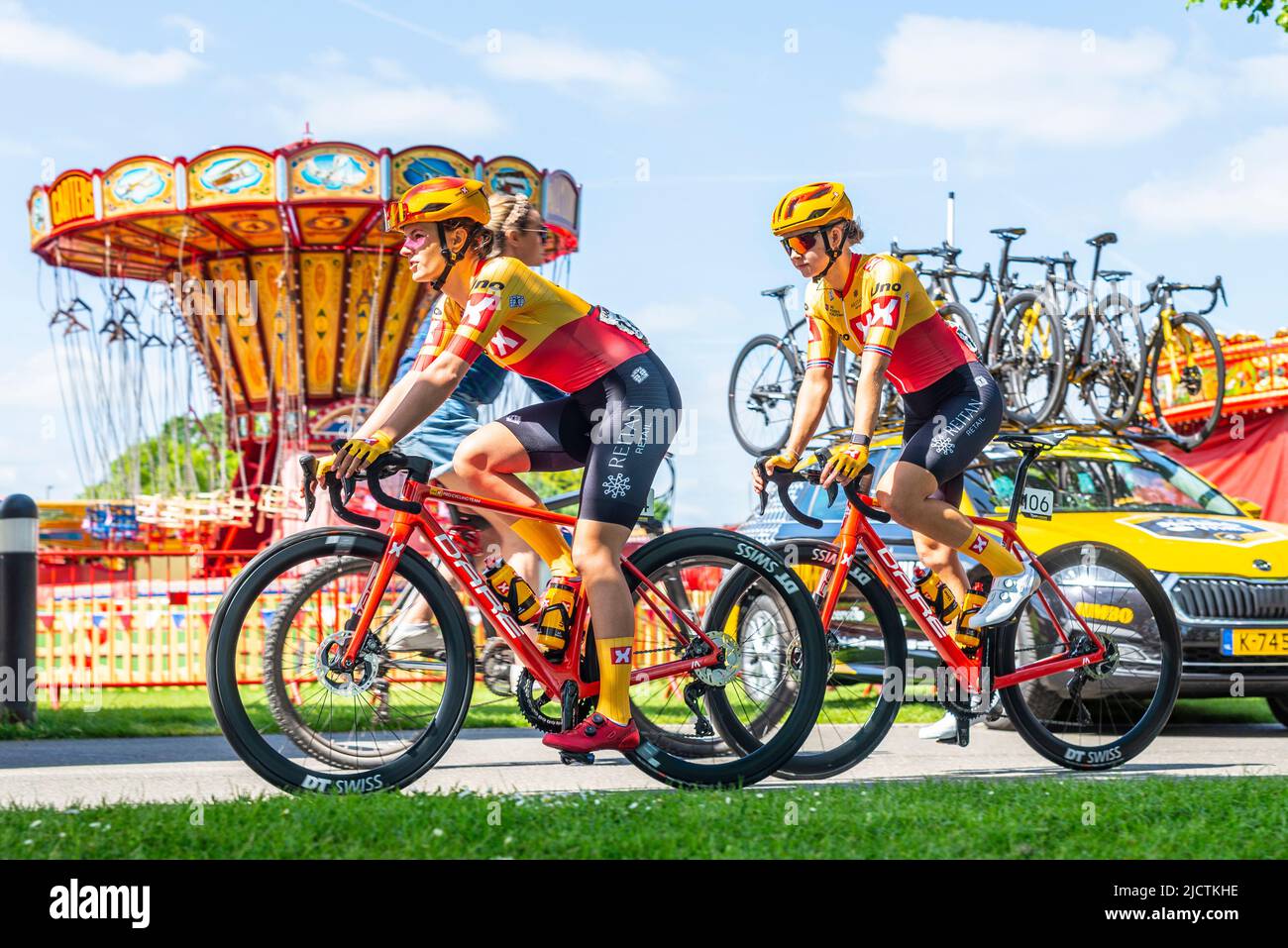 Die Fahrer des Uno X Pro Cycling Teams wärmen sich im Promenade Park, Maldon, Essex, Großbritannien, vor dem RideLondon Classique Radrennen Etappe 1 auf dem Messegelände auf Stockfoto