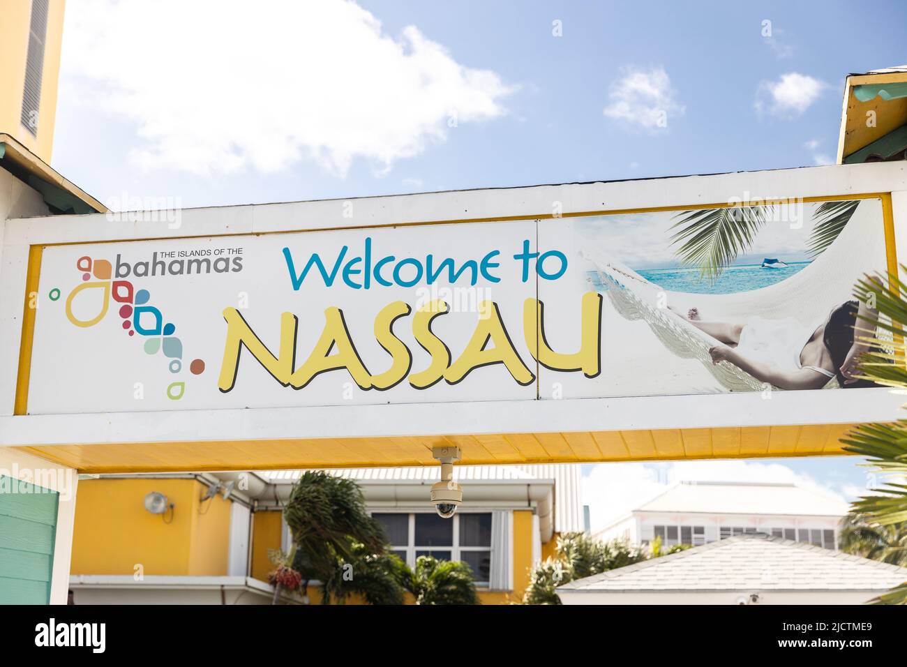 Ein Schild „Willkommen in Nassau“, wenn Gäste vom Kreuzfahrthafen aus eintreten. Stockfoto