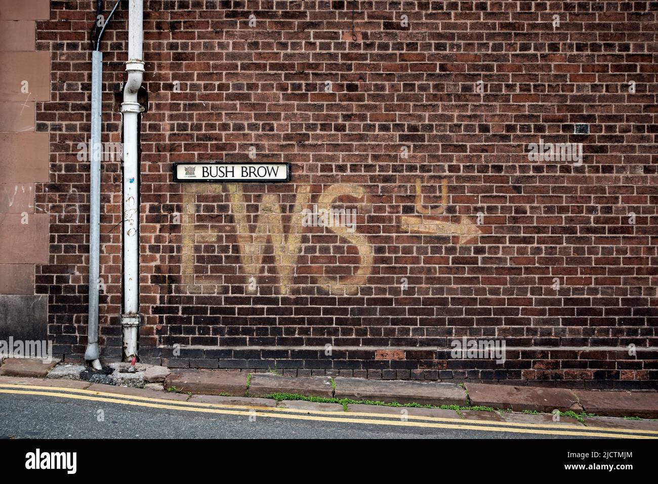 Geisterschild aus dem Zweiten Weltkrieg, das auf die Notwasserversorgung für den Umgang mit Bränden und Brandbomben verweist. Carlisle, Cumbria, England, Großbritannien. Stockfoto