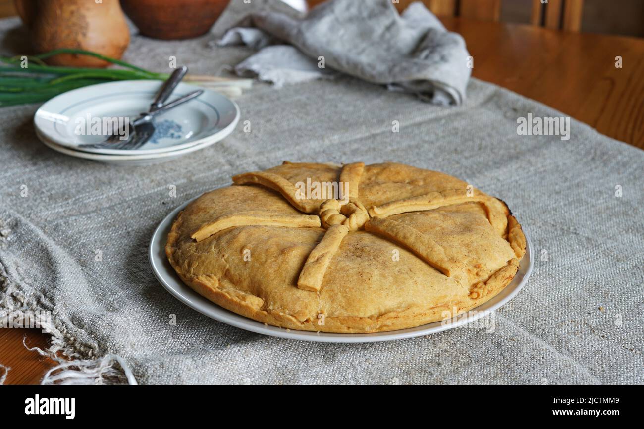 Empanada Gallega, traditioneller Kuchen gefüllt mit Thunfisch oder Fleisch typischen aus Galicien, Spanien Stockfoto