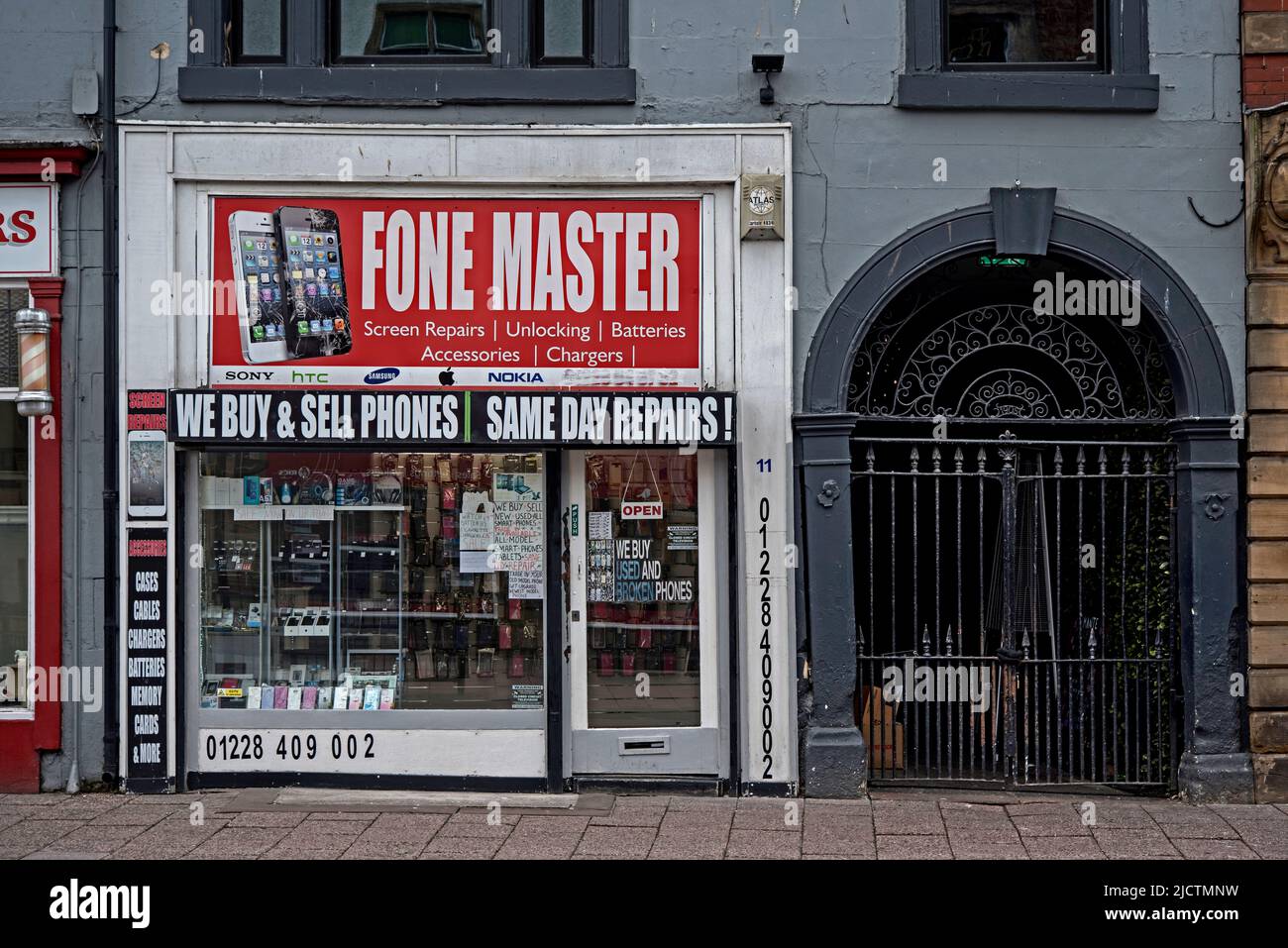 Außenansicht von Fone Master, einer Reparaturwerkstatt für Mobiltelefone in der Lowther Street, Carlisle, England, Großbritannien. Stockfoto