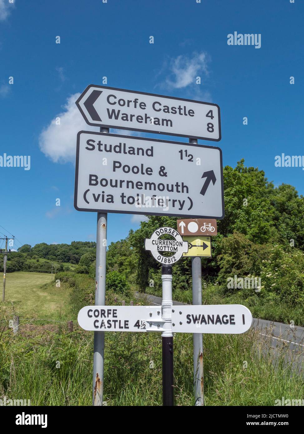 Historische und moderne Straßenschilder an einer Kreuzung in der Nähe von Swanage in Dorset, Großbritannien. Stockfoto