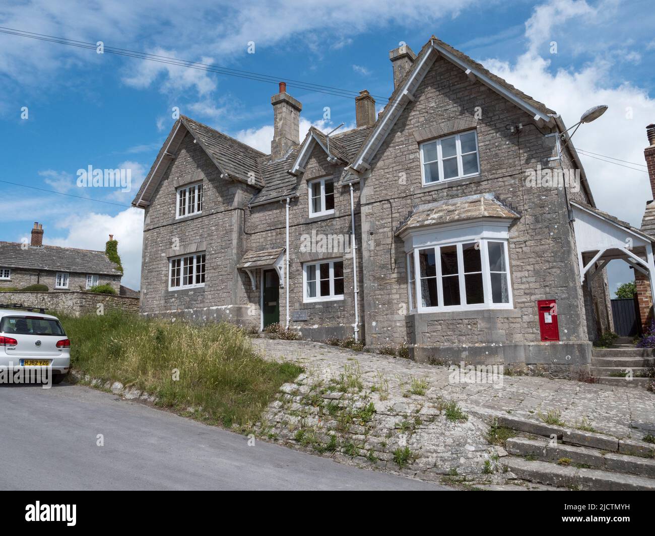 Ein wunderschönes Steinhaus, das Old Post Office Gebäude, in Kingston, Purbeck, Dorset, Großbritannien. Stockfoto