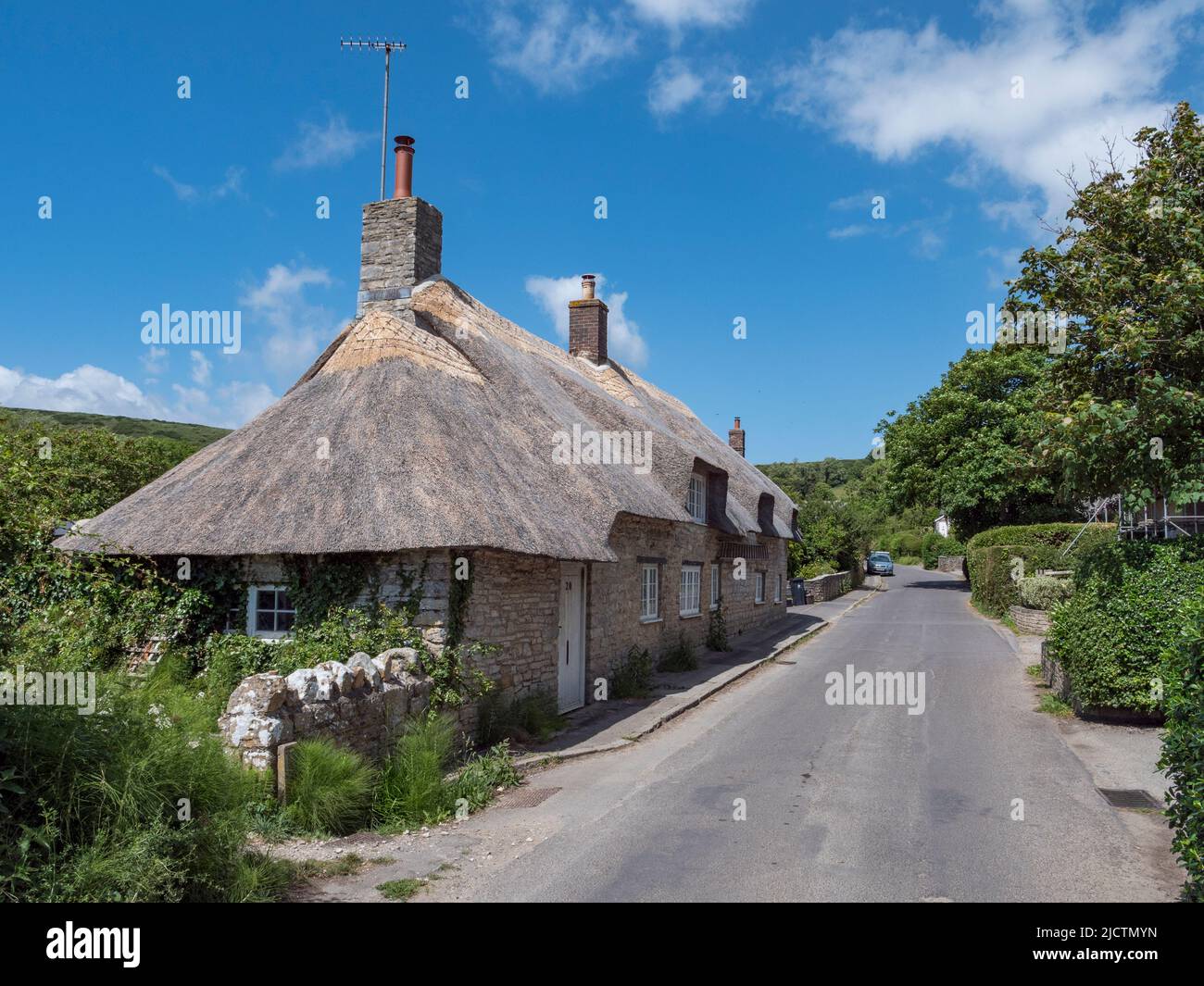 Atemberaubende strohgedeckte Hütten in Kimmeridge, Wareham, Dorset, Großbritannien. Stockfoto