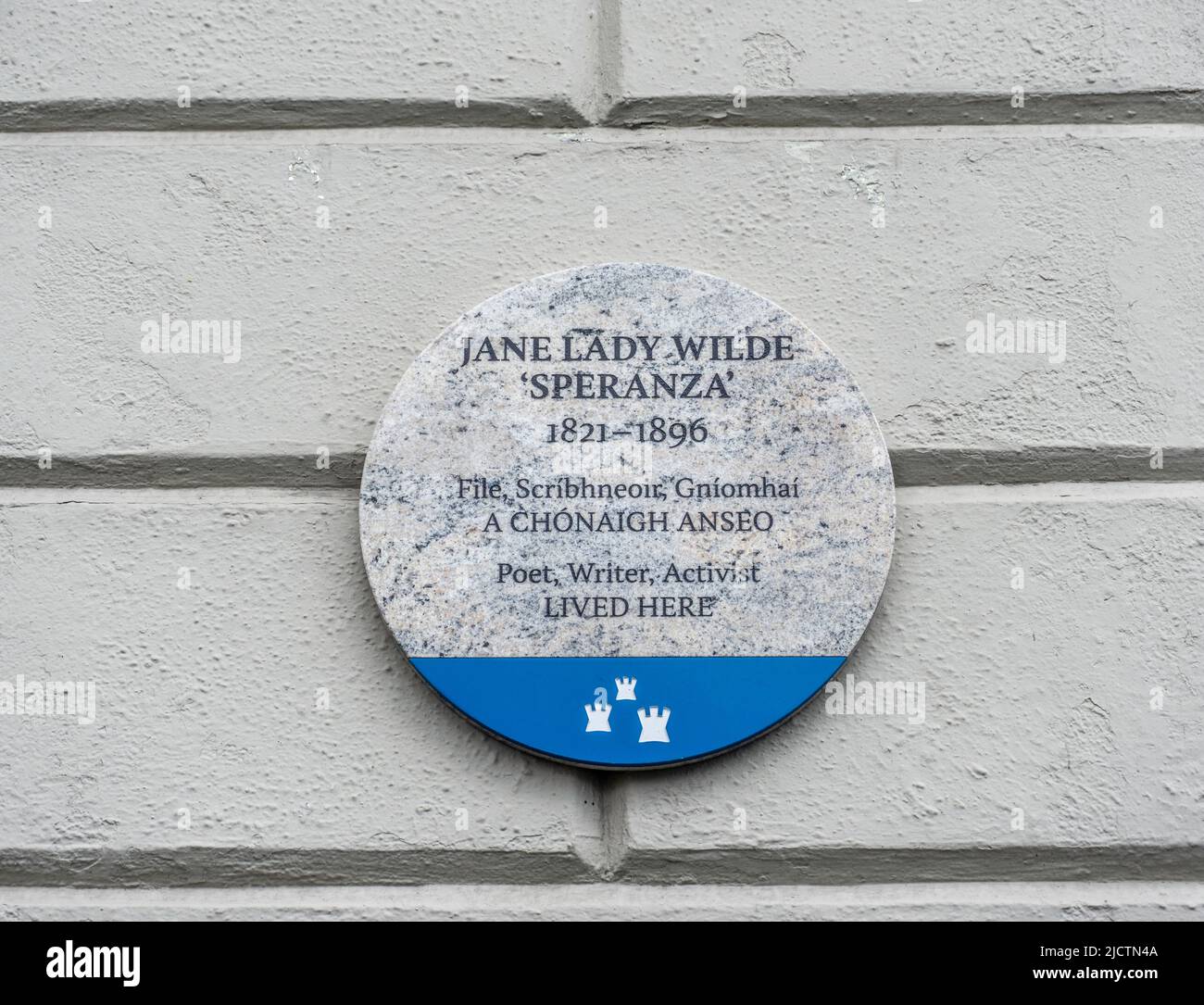 Eine Gedenktafel an Jane Lady Wilde, Schriftstellerin und Aktivistin, und Oscar Wildes Mutter an der Wand des Familienhauses am Merrion Square, Dublin, Irland. Stockfoto