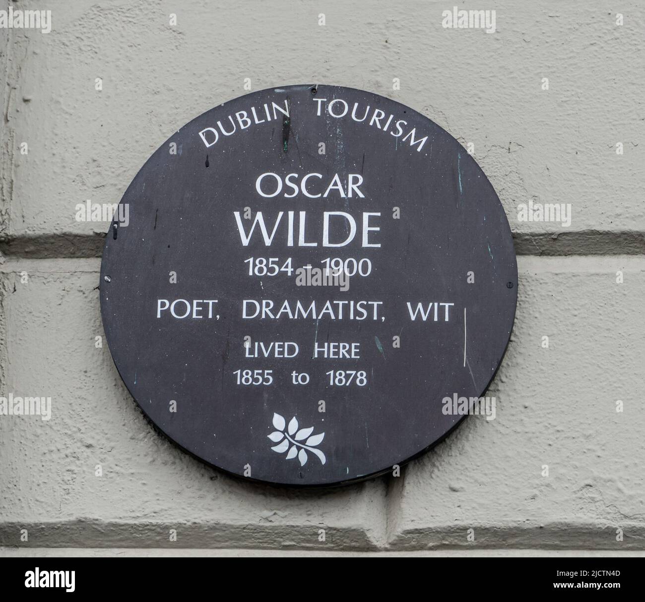 An der Wand, an der Oscar Wilde auf dem Merrion Square in Dublin lebte, erinnert sich eine Gedenktafel an ihn. Stockfoto