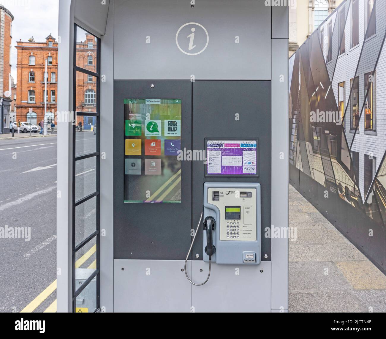 In Dublin City werden neue digitale Telefonboxen/Kiosk von Eir installiert. Bekannt als Digitales Standbild mit Touchscreens und Informationen. Stockfoto