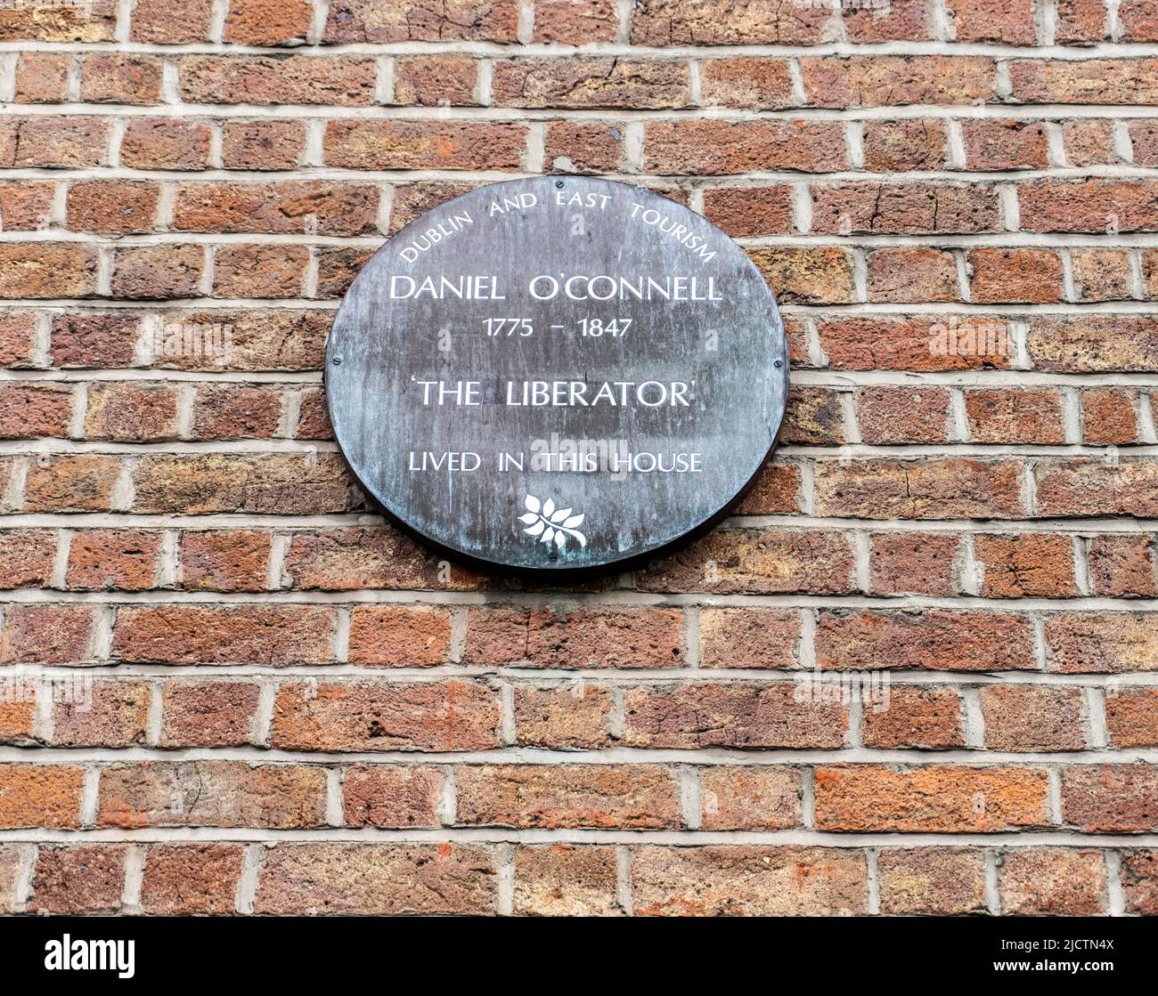 Eine Gedenktafel an Daniel O’Connell, den Liberator, am 58 Merrion Square, Dublin, Irland. Irischer Politiker, der für seine Arbeit zur katholischen Emanzipation berühmt ist. Stockfoto