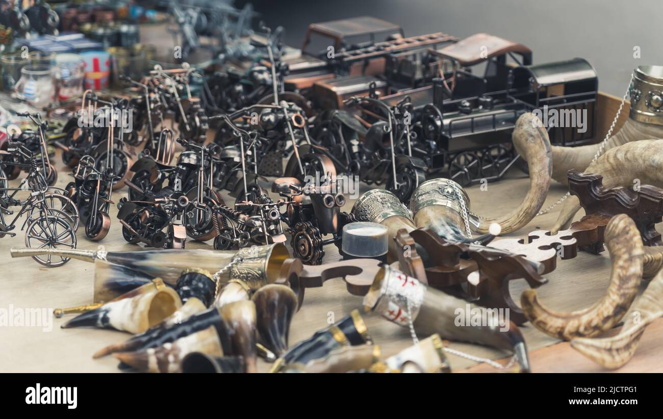 Georgische traditionelle Kantsi und andere Souvenirs und Retro-Artikel zum Verkauf auf dem Flohmarkt, Tiflis, Georgien. Hochwertige Fotos Stockfoto