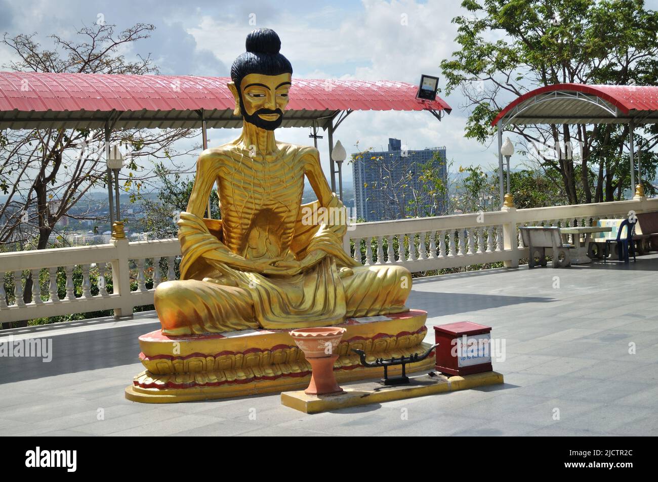 Abgemagerte Buddha Statue im Wat Phra Yai Tempel (Big Buddha Hill) - Pattaya, Thailand Stockfoto