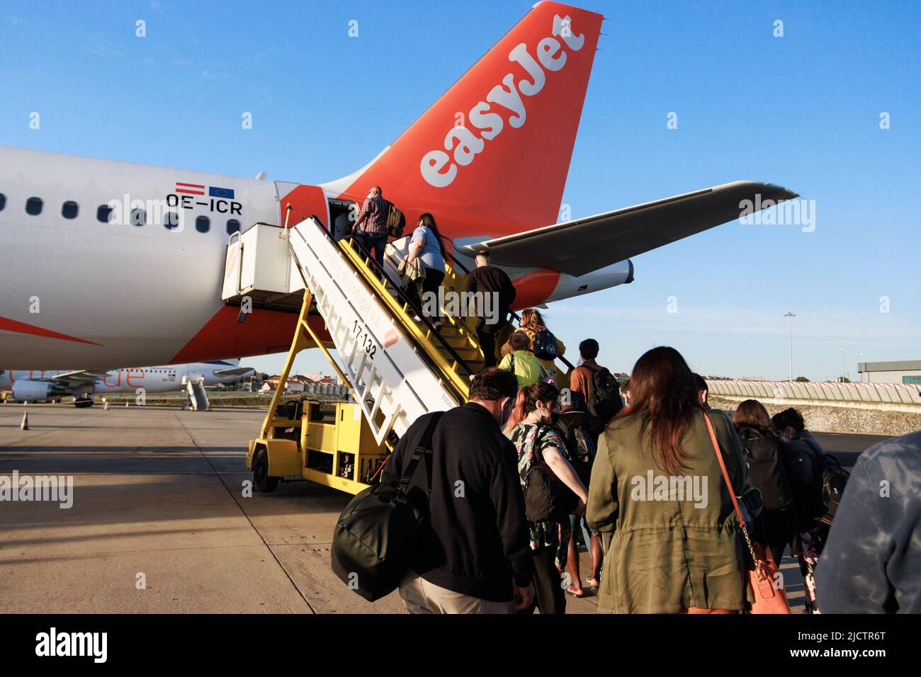 Passagiere, die am frühen Morgen am Flughafen Lissabon, Portugal, ein Easyjet-Flugzeug besteigen. Stockfoto