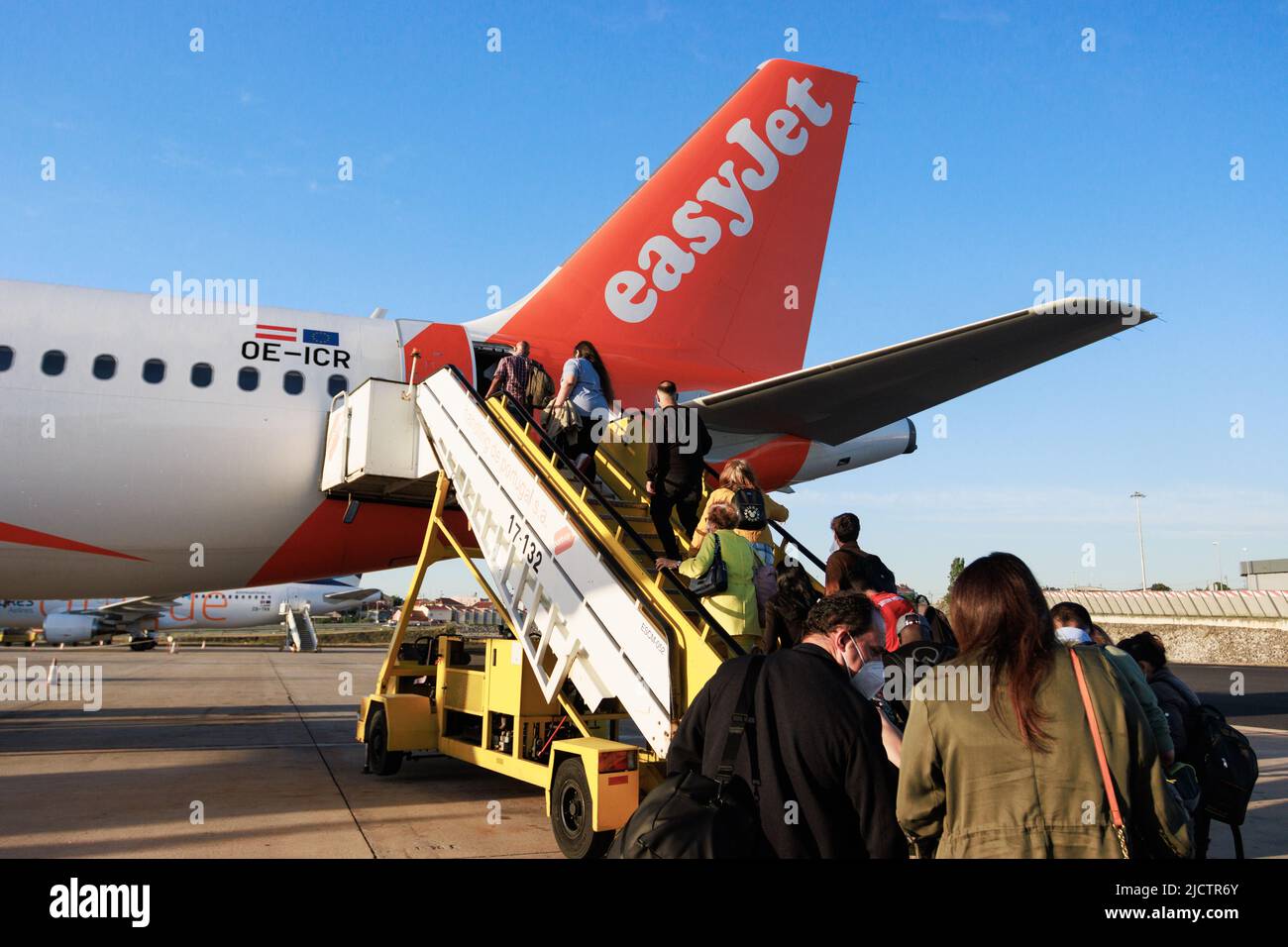 Passagiere, die am frühen Morgen am Flughafen Lissabon, Portugal, ein Easyjet-Flugzeug besteigen. Stockfoto