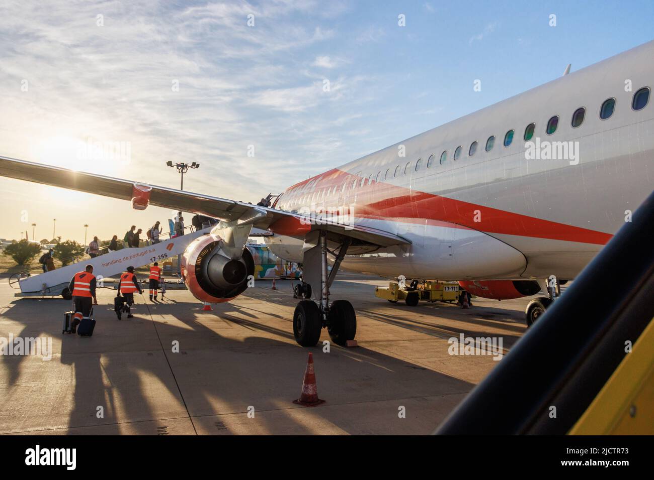 Passagiere, die am frühen Morgen am Flughafen Lissabon, Portugal, ein Easyjet-Flugzeug besteigen. Stockfoto
