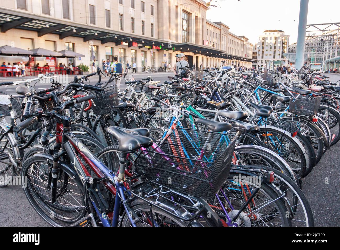 Neben dem Bahnhof Cornavin in Genf in der Schweiz parkten viele Fahrräder. Stockfoto