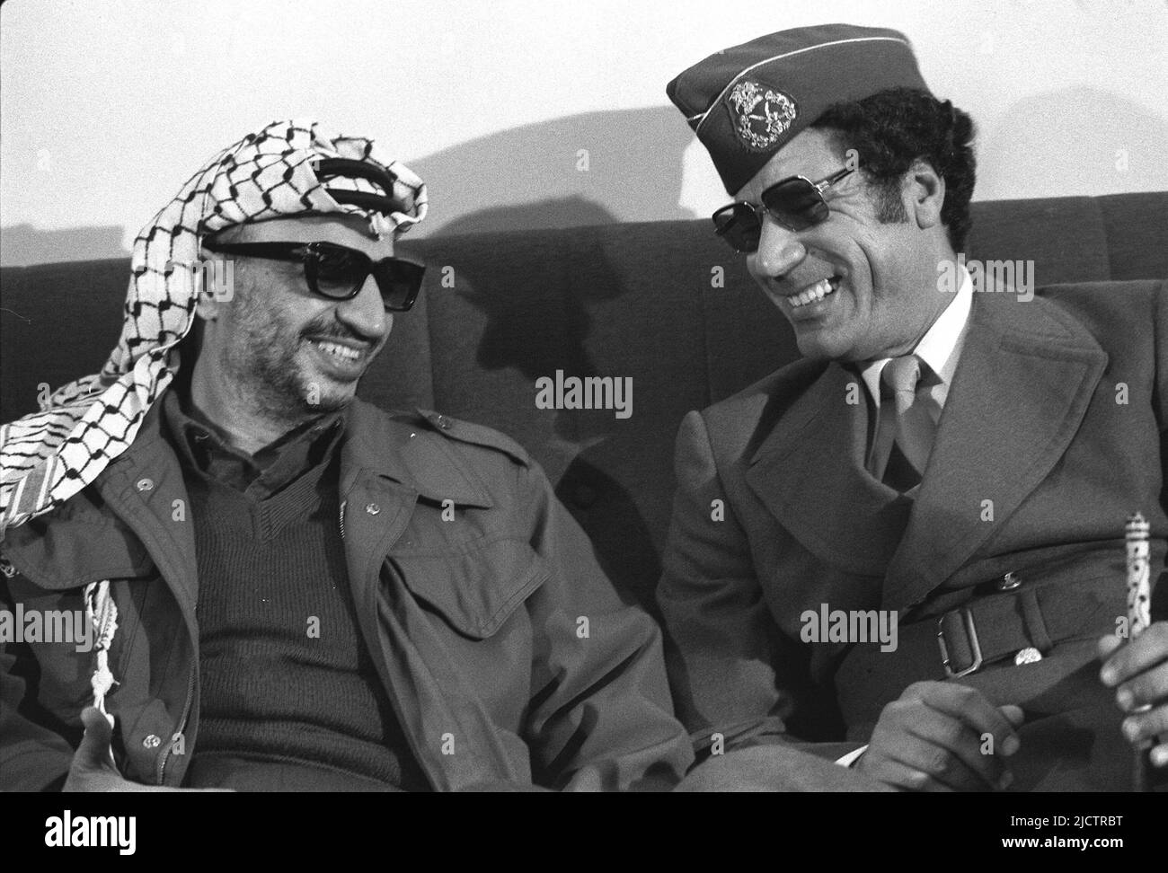 Der libysche Diktator Muammar al GADDAFI wäre am 19. Juni 2022 80 Jahre alt geworden.Yassir ARAFAT (links), PLO-Führer, spricht mit Oberst Muammar al GADDAFI, Diktator von Libyen, auf der Anti-Sadat-Konferenz in Tripolis, SW - Recording, 05.12.1977 Stockfoto