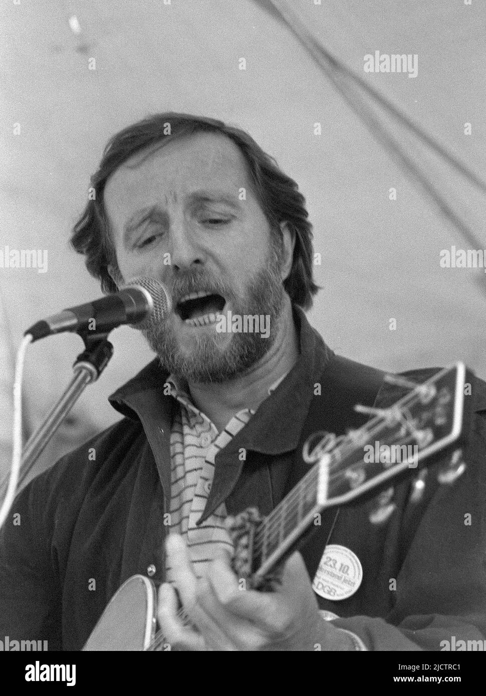 Hannes WADER feiert am 23. Juni 2022 seinen 80.. Geburtstag, Hannes WADER, Sänger, Songwriter, Chansonnier, hier bei einer DGB-Rallye in Frankfurt, Gesang mit Gitarre, Konzert, SW-Aufnahme, Portrait, Hochformat, Halbformat, 10/25/1982. Stockfoto