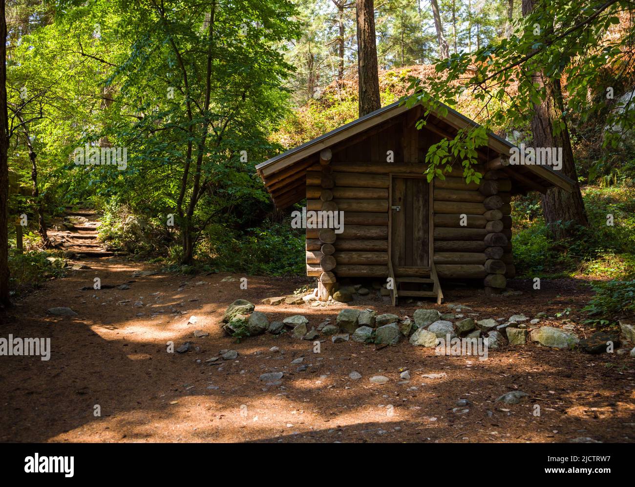 Holzhütte im Wald. Vintage-Haus mit Treppen und Naturpfad Stockfoto