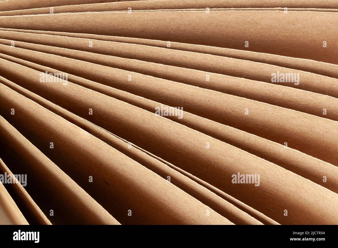 Kraft Blätter Papier Nahaufnahme. Abstrakter, natürlicher, neutraler Hintergrund. Endansicht Stockfoto