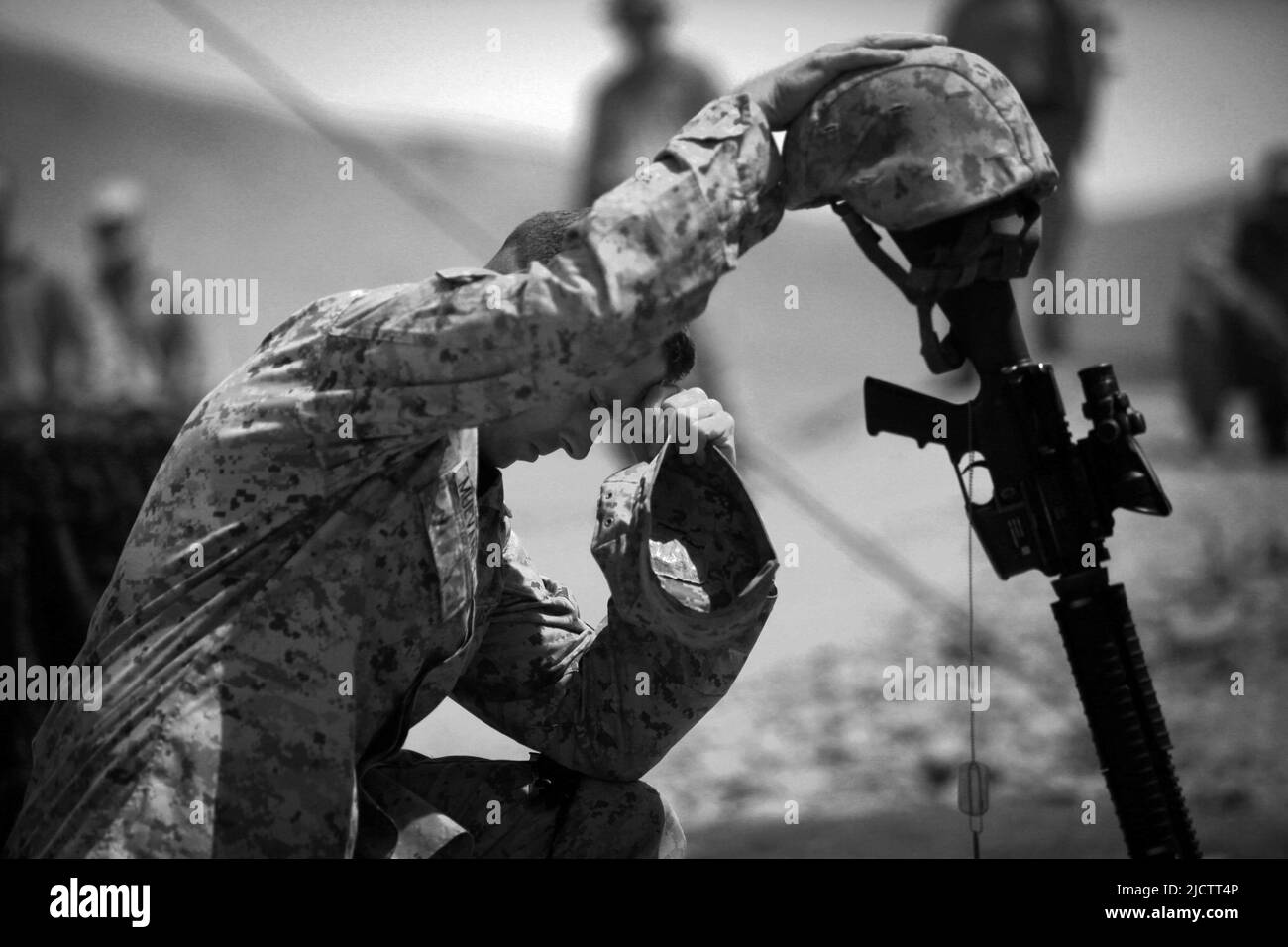 US Marine Corps Capt. Michael J. Mulvaney, Kommandooffizier, India Company, 3. Bataillon, 2. Marineinfanteristen (3/2), Regimental Combat Team 8, zahlt seine r Stockfoto