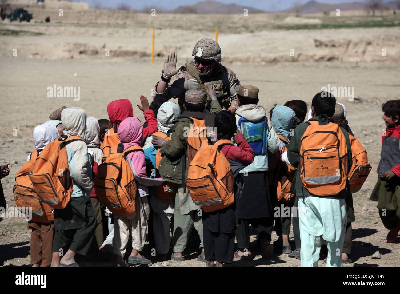 Afghanische Kinder, fotografiert vom Fotografen des Marine Corps in Kajaki, Provinz Helmond, Afghanistan. Stockfoto