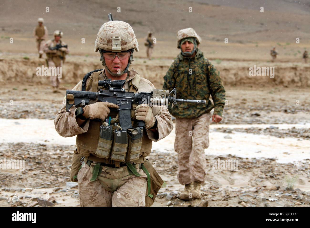 US-Marineinfanteristen mit 1. Bataillons, 8. Marineregiment, Regimental Combat Team 6, patrouillieren in Richtung des Dorfes Payawak, Provinz Helmand, Afghanistan A Stockfoto