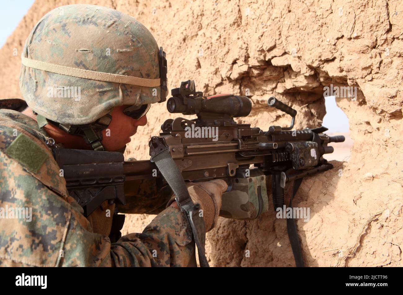 U.S. Marine mit dem kombinierten Anti-Rüstung-Team (CAAT), Weapons Company, 2D Bataillon, 9. Marineinfanteristen, Regimental Combat Team 5 schaut durch die Gewehrgesellschaft Stockfoto