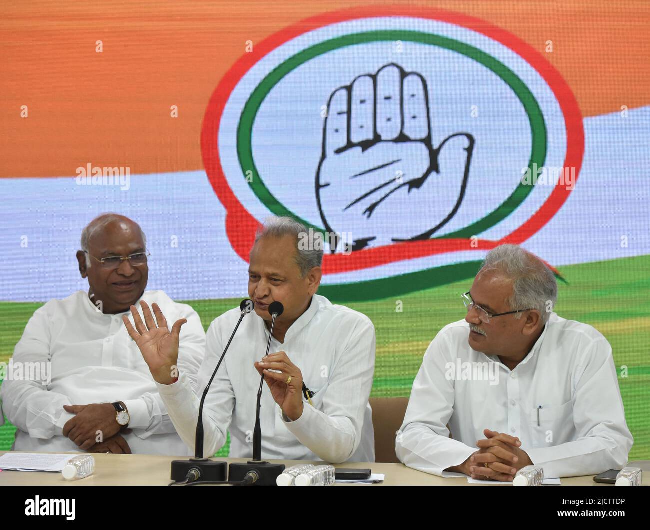 Neu-Delhi, Indien. 15.. Juni 2022. NEU-DELHI, INDIEN – 15. JUNI: Rajasthan-Chefminister Ashok Gehlot, Chhattisgarh-Chefminister Bhupesh Baghel, Oppositionsführer in Rajya Sabha Mallikarjun Kharge, Und andere hochrangige Parteivorsitzende wenden sich am 15. Juni 2022 in Neu-Delhi, Indien, an Medienvertreter zur Frage der Befragung des Kongressführers Rahul Gandhi durch das Enforcement Directorate in National Herald Case im Hauptquartier der Kongresspartei AICC. (Foto: Sonu Mehta/Hindustan Times/Sipa USA) Quelle: SIPA USA/Alamy Live News Stockfoto