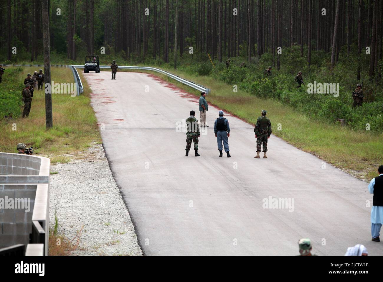 US-Marineinfanteristen mit 1. Bataillons, 8. Marine-Regiment (1/8), 2D Marine Division, patrouillieren während ihres Deployment Forward Training (DFT) an Bord von Camp Lej Stockfoto